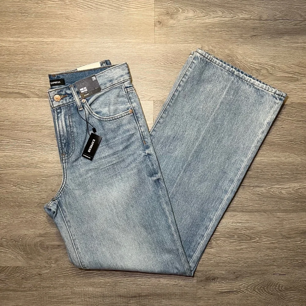 Express, High Waisted Wide Leg Jeans - Light Wash - Size 2R - Picture 2 of 13